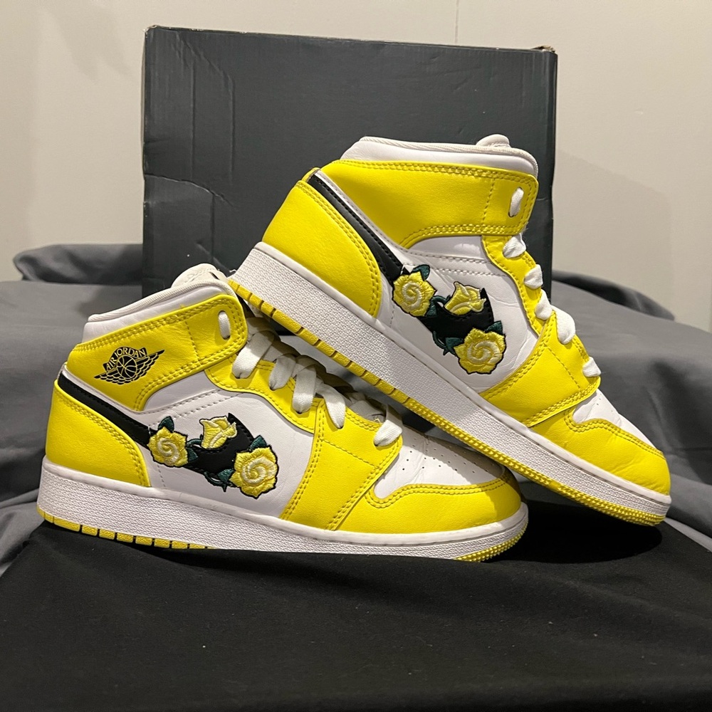 Nike Air Jordan 1Mids- size 5.5y